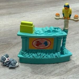 Fisher Price Sweet Streets Pet Shop Counter Parrot Dog Loving Family
